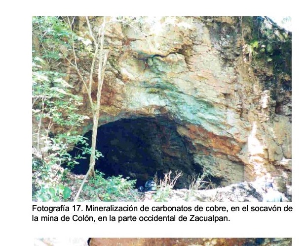 Entrada del socavón de la mina de Colón con manchas verdes de carbonatos de cobre