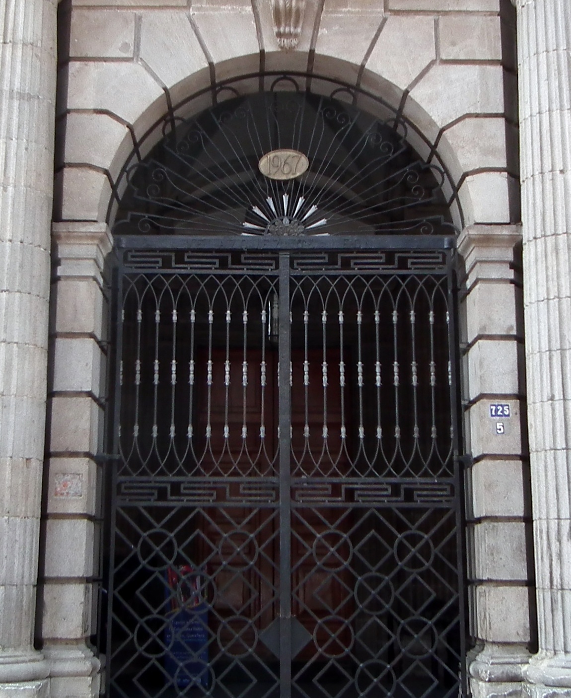Puerta central de herrería del Palacio de Minería en la calle de Tacuba