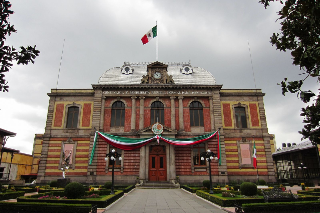 Fachada de la Centenaria y Benemérita Escuela Normal para Profesores de Toluca
