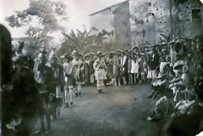 Habitantes de Zacualpan reunidos durante la visita de Gonzalo Castañeda en 1928