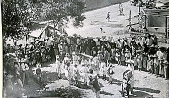 Escena pública de Zacualpan registrada durante la visita de 1928