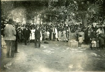 Encuentro de habitantes de Zacualpan durante la visita de Gonzalo Castañeda en 1928