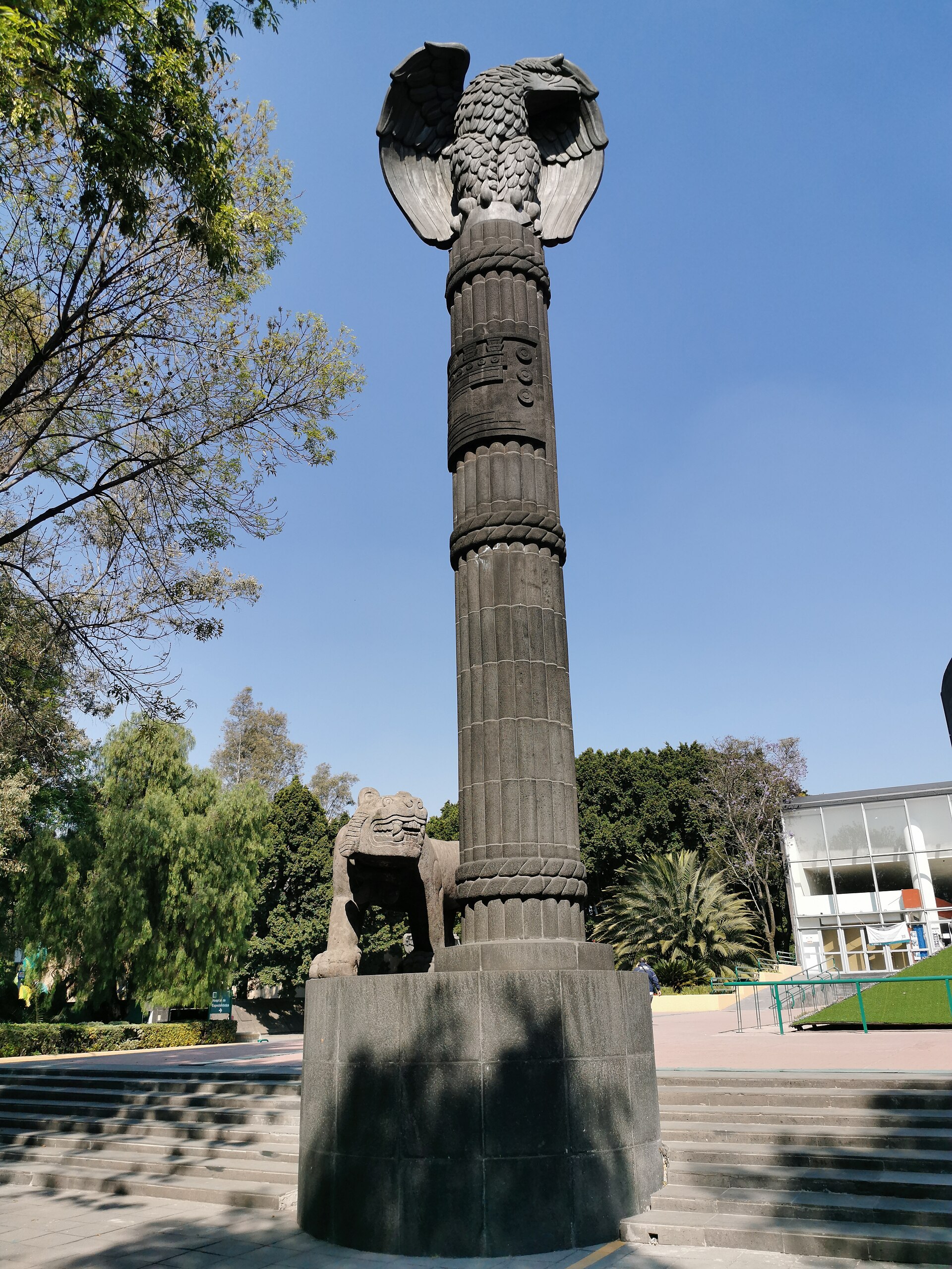 Columna y esculturas en el Centro Médico Nacional Siglo XXI
