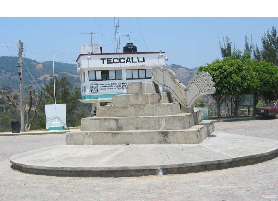 Monumento con la mano y la estructura escalonada del glifo de Zacualpan