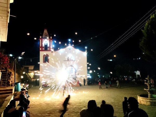 Celebración nocturna frente al templo de la Natividad en Gama de la Paz