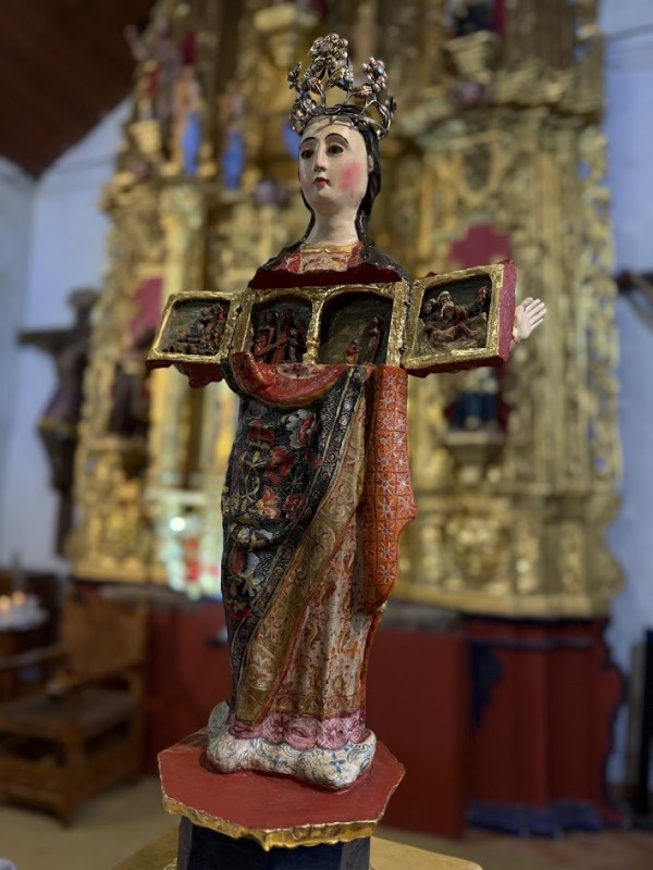 Virgen abridera de Gama de la Paz abierta frente al retablo del templo
