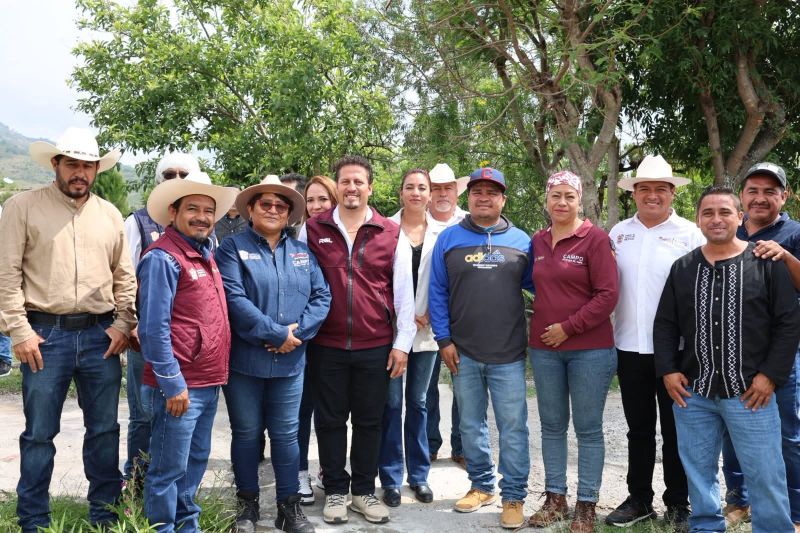 Recorrido de autoridades y productores por una destiladora de mezcal de Zacualpan