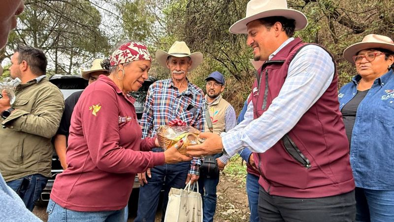 Participantes de la gira de trabajo durante la visita a una unidad productiva