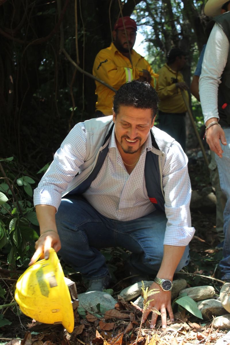 Trabajo comunitario para retirar residuos de un cauce en Zacualpan