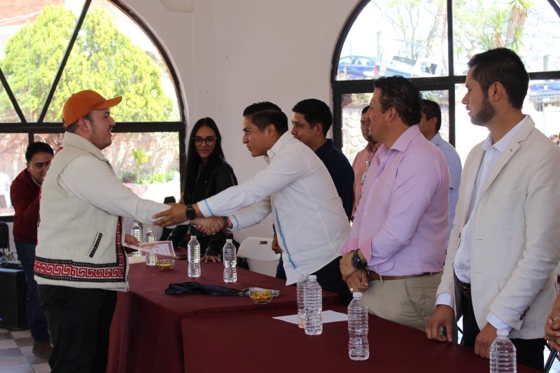 Participantes e invitados en la inauguración del taller artesanal